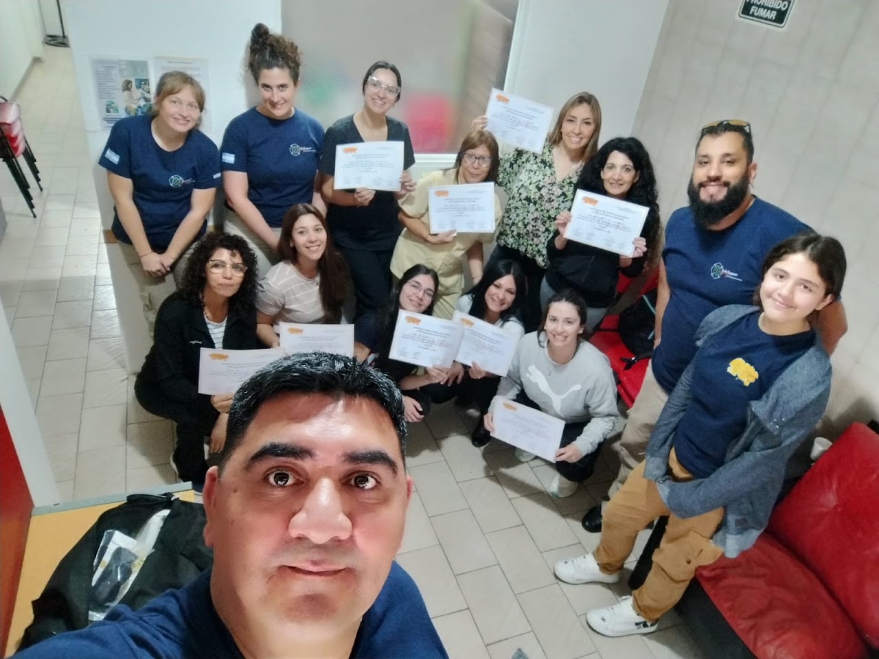 Consultorio odontológico con sillón verde y tecnología digital